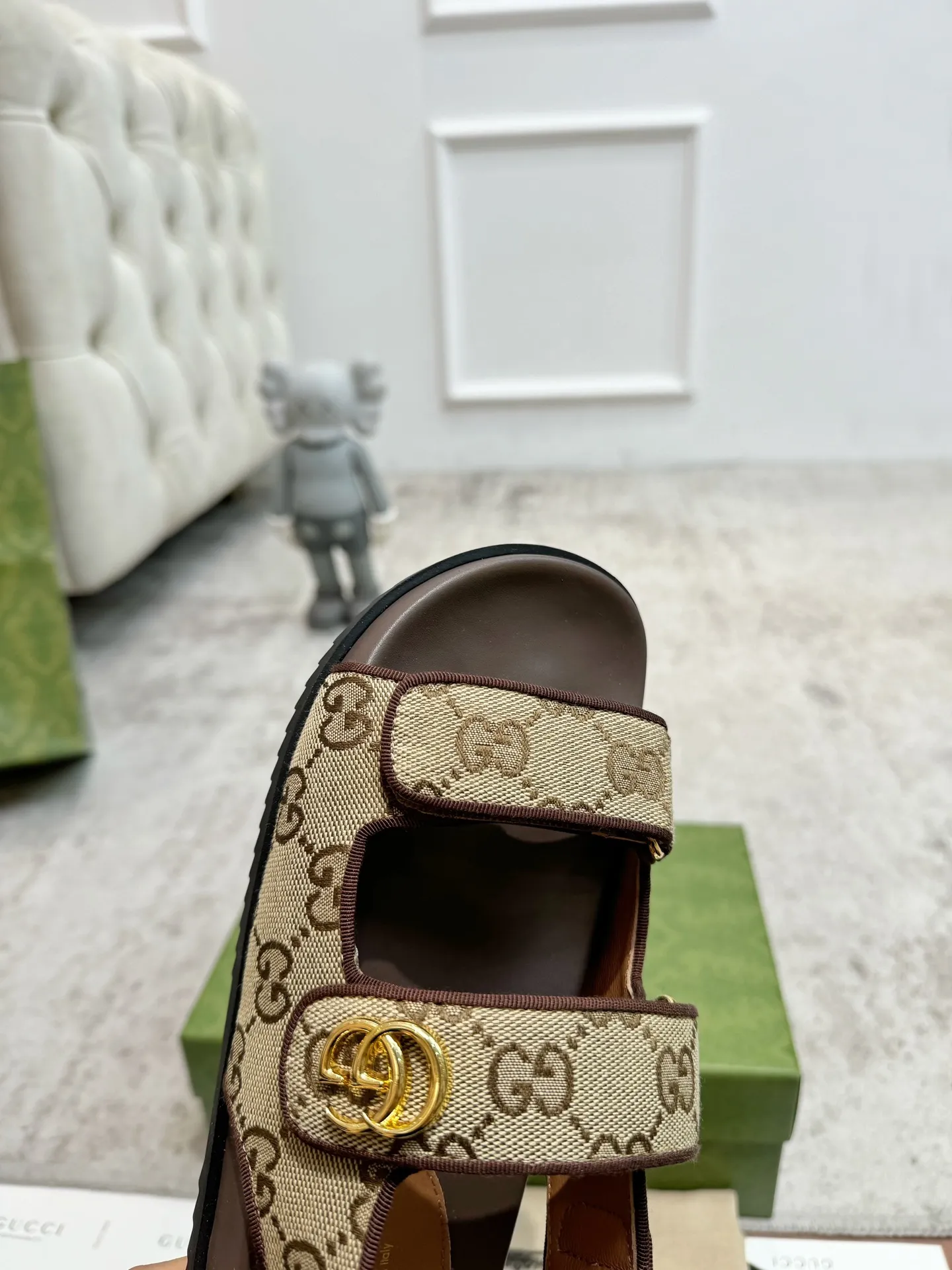 👟👟Ex-factory price 520👟👟 Gucci two-strap Velcro flat sandals beach shoes Early spring series GG classic presbyopic fabric beach sandals are decorated with classic GG presbyopic canvas fabric fabric with double G metal buckle ✔️ Fabric: Original customized imported double G presbyopic ✔️ Lining: imported sheepskin ✔️ Heel: 2.0CM thick sole ✔️ Outsole: Mold imported rubber sole ✔️ Code number: 35-40 (41 customized, non-refundable)